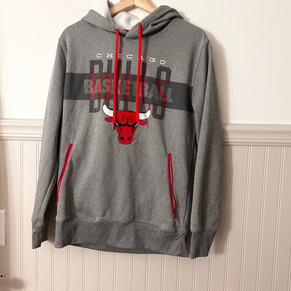 NBA Official Chicago Bulls Menโs Hoodie Gray Graphic Small Zipper Pockets